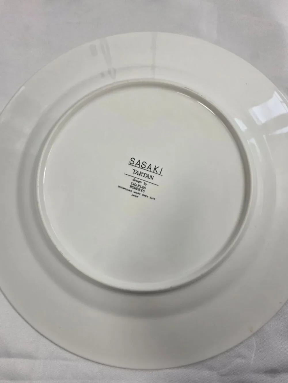 ONE (1) Sasaki Tartan Plaid Dinner Plate White with Red & Green Plaid Border